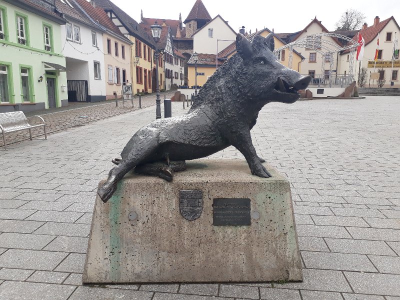 20190316_124649.jpg - Der bronzene Eber präsentiert sich auf dem Römerplatz. Er ist das Wappentier der Stadt.